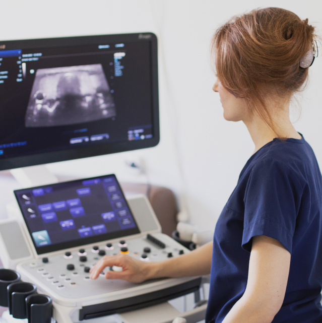 femme qui regarde des analyses et radios